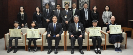 平成29年度読書感想文表彰 小・中学生4名が区長賞を受賞大写真