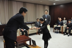 平成29年度読書感想文表彰 小・中学生4名が区長賞を受賞小写真1