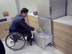 写真：車椅子を体験する吉住区長