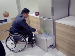 写真:車椅子を体験する吉住区長