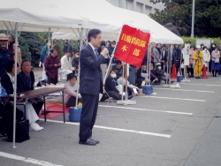 写真：あいさつする吉住区長