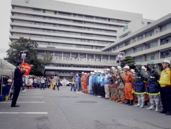 写真：参加者を前に吉住区長の講評