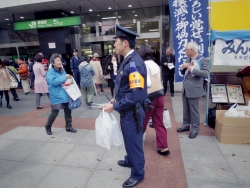 写真：警察官による啓発物の配布