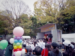 写真:参加者全員で一緒にダンス