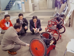 写真:競技で使用された車椅子を見学する吉住区長