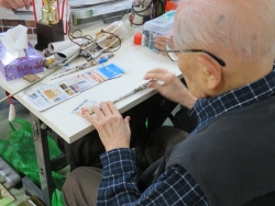 写真:矢を作る参加者の方