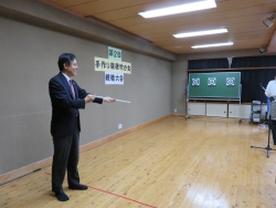 写真:吹き矢の試射を行う吉住区長