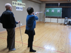 写真：試射を行う参加者の皆さん