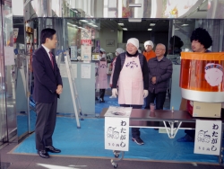 写真：館内であいさつする吉住区長