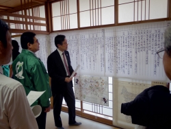 写真:昭和の落合史を見る吉住区長