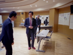 写真:地域課題総選挙コーナーを視察する吉住区長