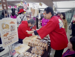 写真：クッキーを購入する吉住区長