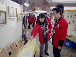 写真:作品展を視察する吉住区長