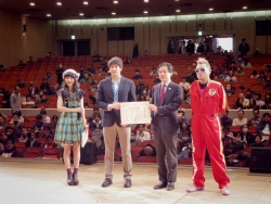 写真:古賀選手へ表彰状授与