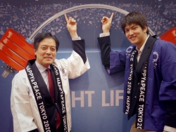 写真:古賀選手と吉住区長でトリックアートに挑戦