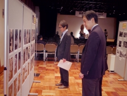 写真：新宿写真展を視察する吉住区長