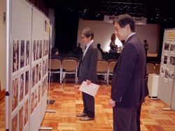 写真:新宿写真展を視察する吉住区長
