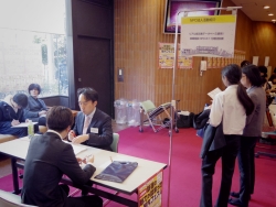 写真:NPOの相談コーナー