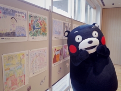 写真:絵画入賞作品の前にくまモン登場