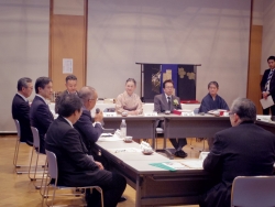 写真:懇談会でコメントする高野会長