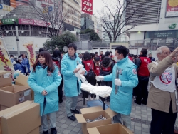 写真:参加者にごみ収集の道具を渡す職員