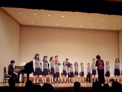 写真:早稲田少年少女合唱団による合唱