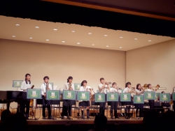 写真:迫力ある演奏を披露する吹奏楽団の皆さん