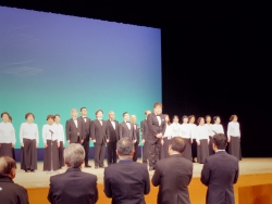 写真:大新宿区の歌の斉唱
