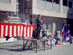 写真:挨拶する吉住区長