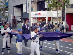 写真:パレードに参加する吉住区長