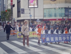 写真:新宿通りをパレードする子供たち