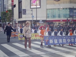 写真：新宿通りをパレードする子供たち