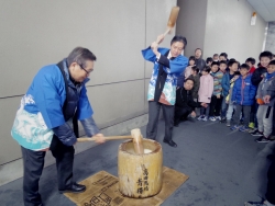 写真:餅を搗く吉住区長