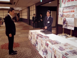 写真:行政コーナーを視察する吉住区長