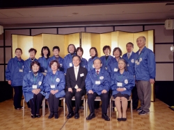 写真:ボランティアの皆さんと記念撮影