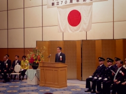 写真:四谷消防団始式での区長挨拶