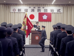 写真：新宿消防団入場行進