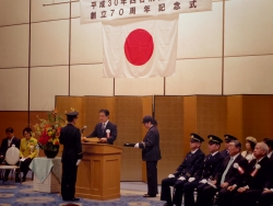 写真：四谷消防団始式での新宿区長賞授与