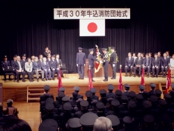 写真:牛込消防団始式団旗の授与