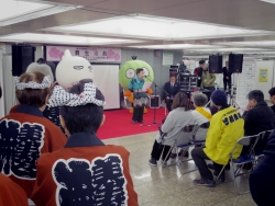 写真:開会宣言を行う鍋島会長