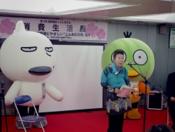写真:挨拶する鍋島会長