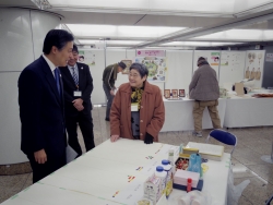 写真:館内を視察する吉住区長