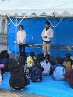 写真:防災の話を聞く子供たち