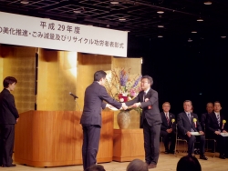 写真:吉住区長から表彰状授与1