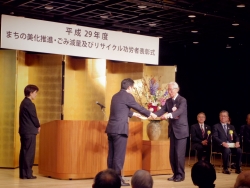 写真：吉住区長から表彰状授与2