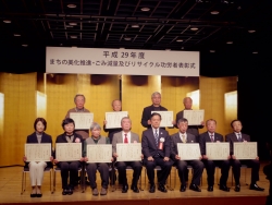 写真:表彰された皆さんとの記念撮影2