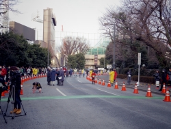 写真：開会前のスタートライン付近の様子