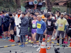 写真:レースに参加する君原健二さん