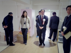 写真:館内を視察する吉住区長