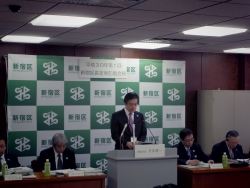 写真:事業説明を行う吉住区長